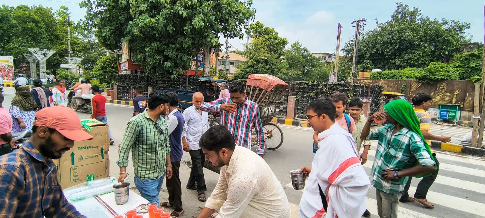 Community outreach and distribution activity — photograph 1