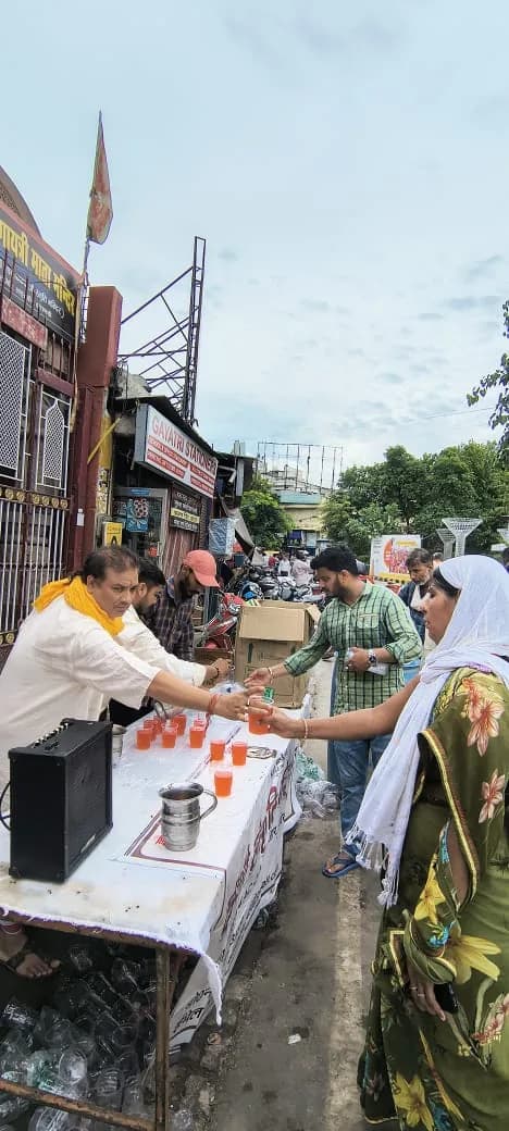 Community outreach and distribution activity — photograph 3