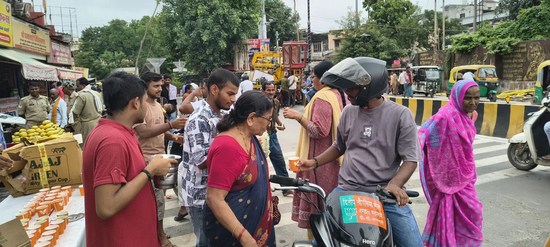 Community outreach and distribution activity — photograph 10