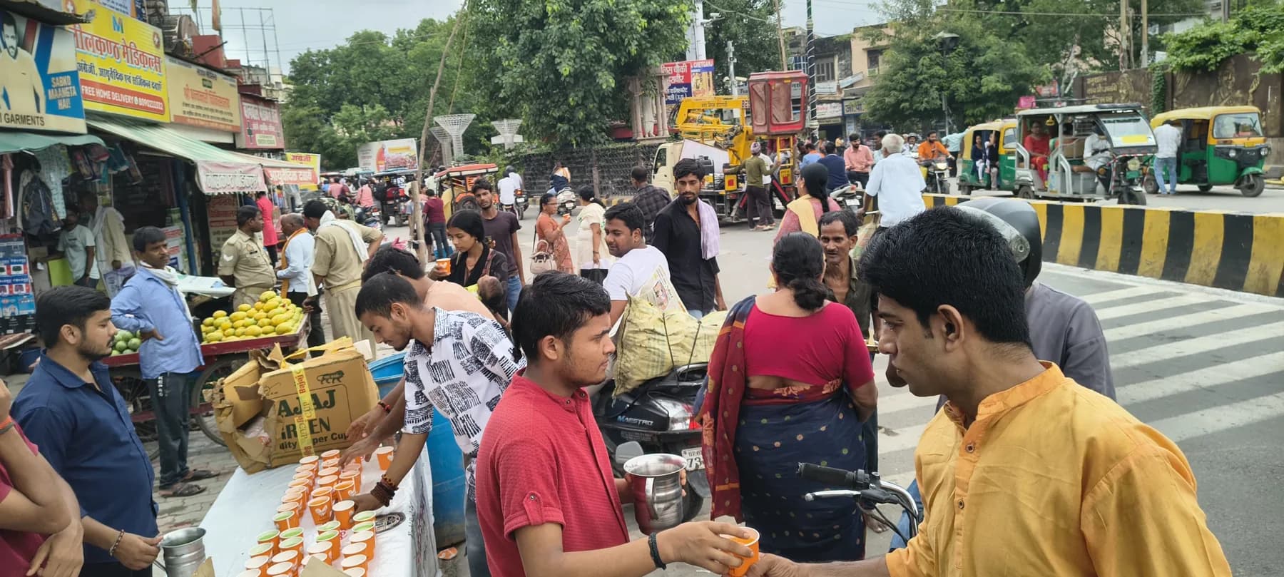 Community outreach and distribution activity — photograph 12